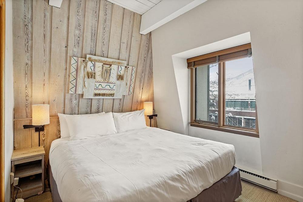 Chateau Chaumont Unit 19, Spacious Top-floor With Great Location Aspen