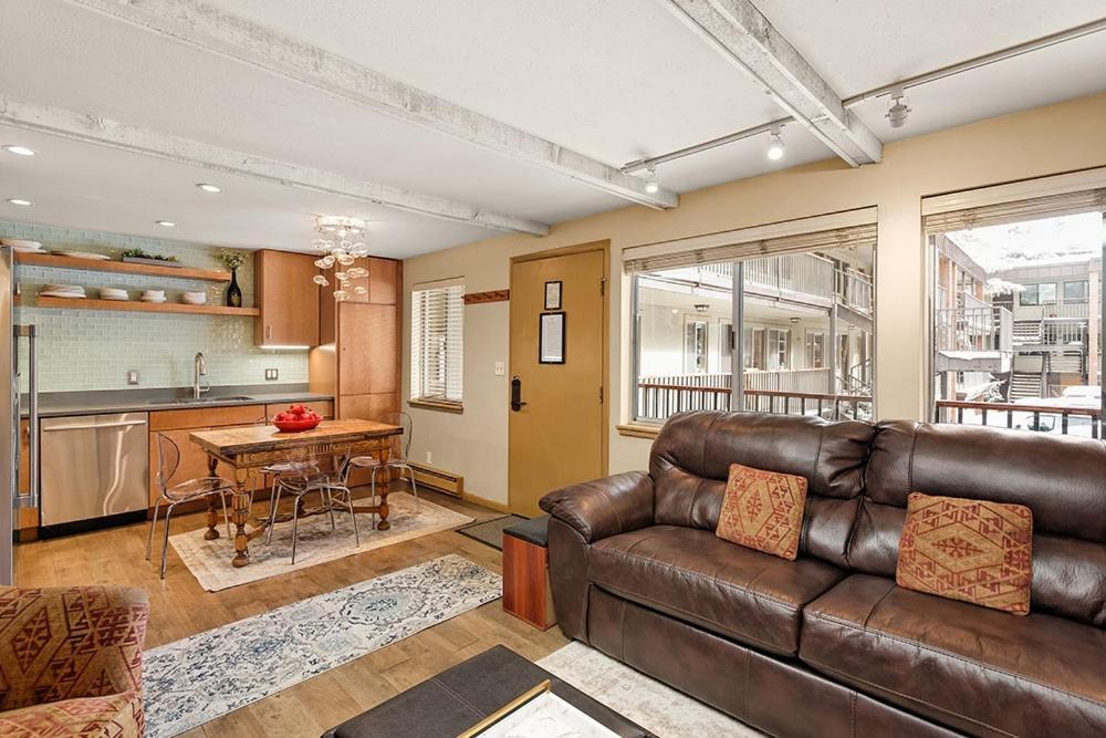 Silverglo Unit 202, Upgraded With Wood-burning Fireplace And Access To A Pool