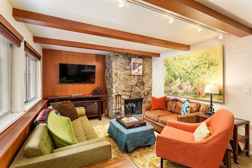 Silverglo 206, With Mid-century Modern Decor, Upgraded Kitchen And Access To Pool Aspen