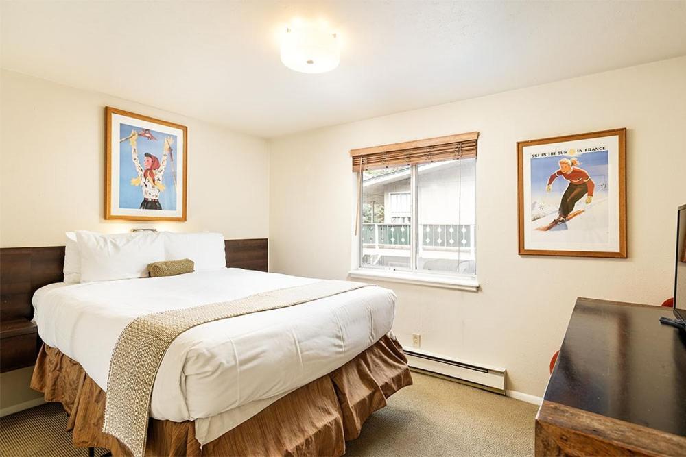 Silverglo 206, With Mid-century Modern Decor, Upgraded Kitchen And Access To Pool Holiday home *