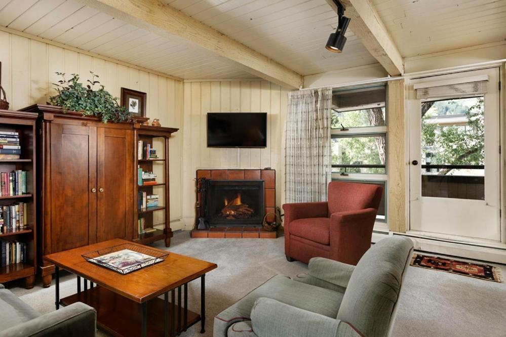 Holiday home Concept 600 Unit 308, Convenient Downtown Location, Private Deck, And Fireplace