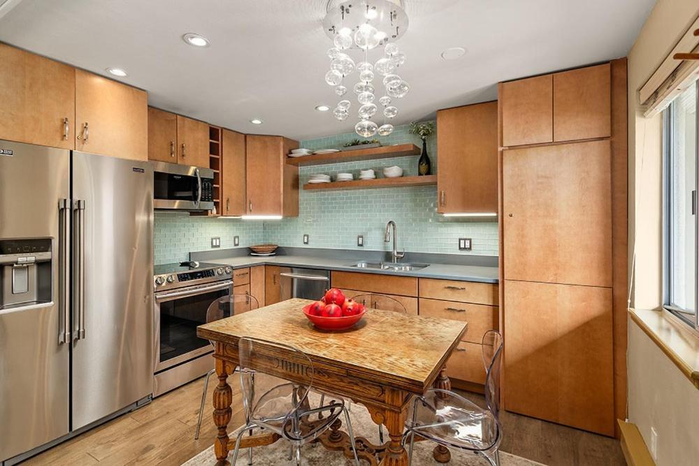 Silverglo Unit 202, Upgraded With Wood-burning Fireplace And Access To A Pool Holiday home