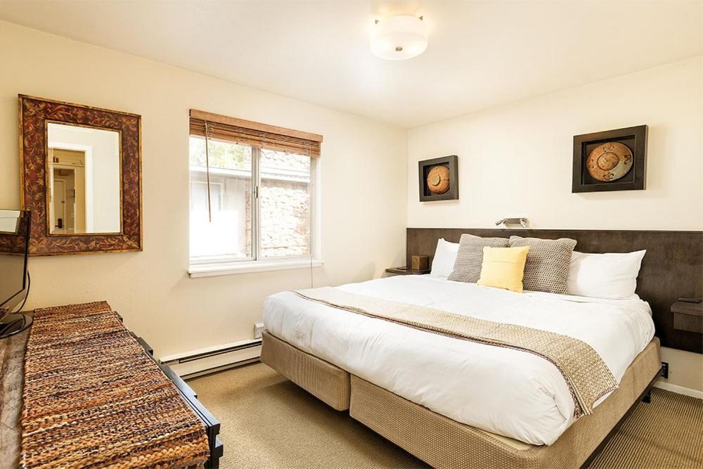 Silverglo 206, With Mid-century Modern Decor, Upgraded Kitchen And Access To Pool