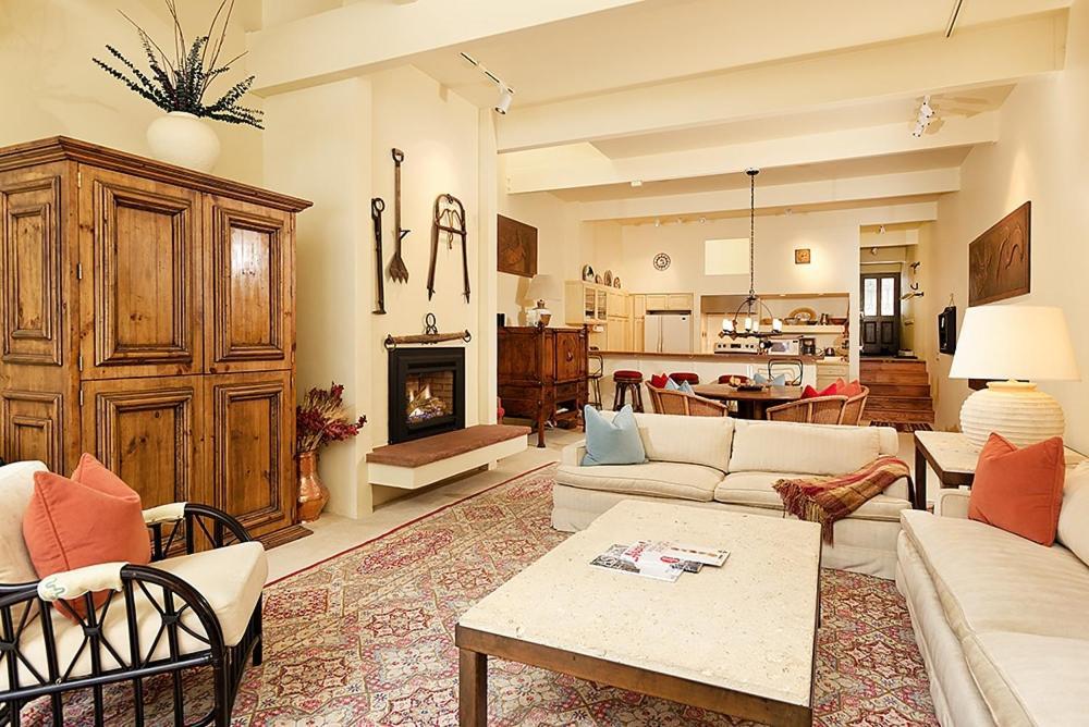 Clarendon Unit 2, Beautiful Townhouse, Expansive Living Area, Vaulted Ceilings, Private Patio Holiday home *