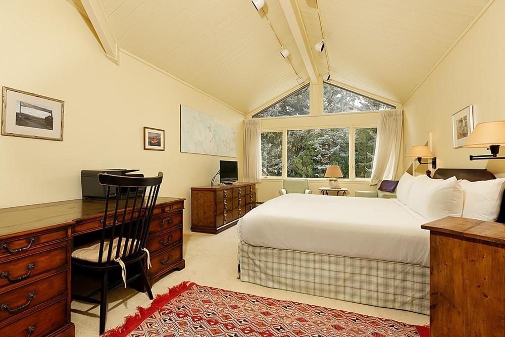 Holiday home Clarendon Unit 2, Beautiful Townhouse, Expansive Living Area, Vaulted Ceilings, Private Patio *