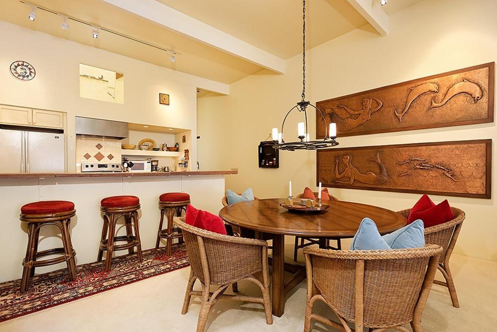 Clarendon Unit 2, Beautiful Townhouse, Expansive Living Area, Vaulted Ceilings, Private Patio *
