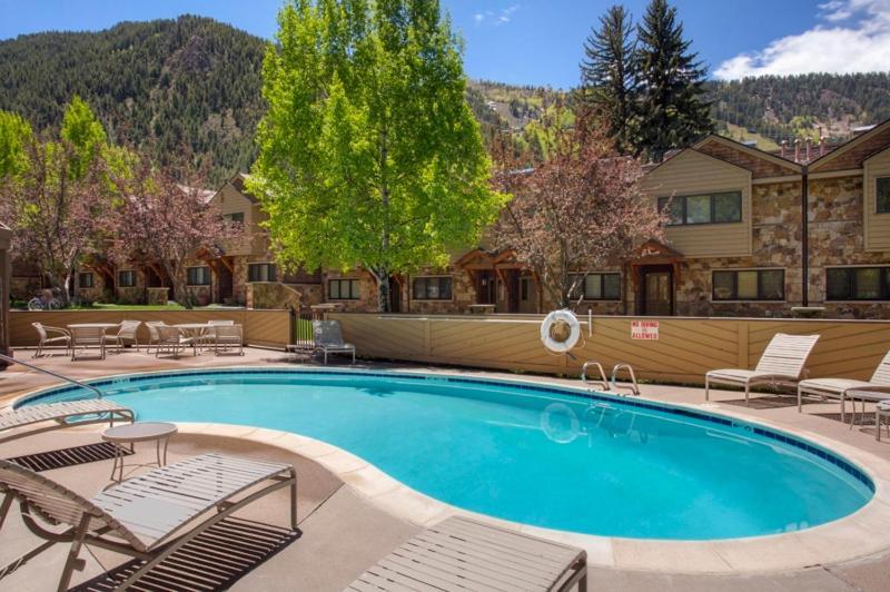 Clarendon Unit 2, Beautiful Townhouse, Expansive Living Area, Vaulted Ceilings, Private Patio Holiday home Aspen
