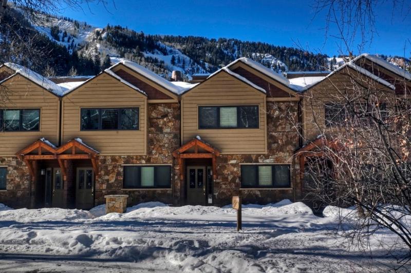 Clarendon Unit 2, Beautiful Townhouse, Expansive Living Area, Vaulted Ceilings, Private Patio Holiday home