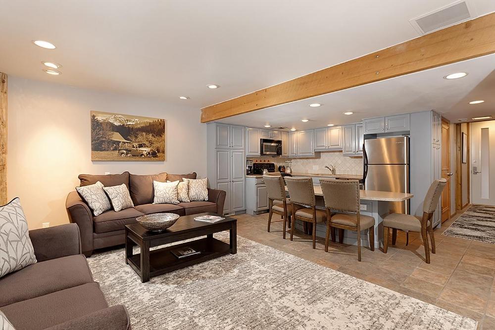 Fifth Avenue Unit 9, Cool, Contemporary 2 Blocks From The Slopes. Fireplace & Patio! Holiday home *