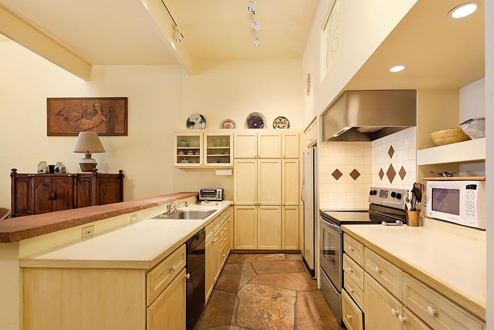 Clarendon Unit 2, Beautiful Townhouse, Expansive Living Area, Vaulted Ceilings, Private Patio Holiday home Aspen