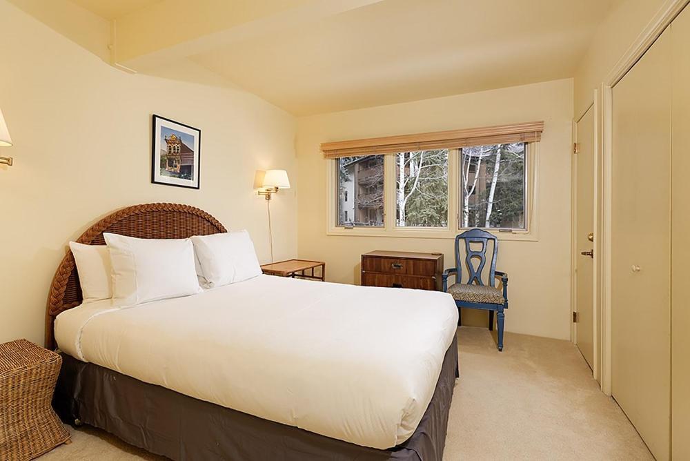 Holiday home Clarendon Unit 2, Beautiful Townhouse, Expansive Living Area, Vaulted Ceilings, Private Patio