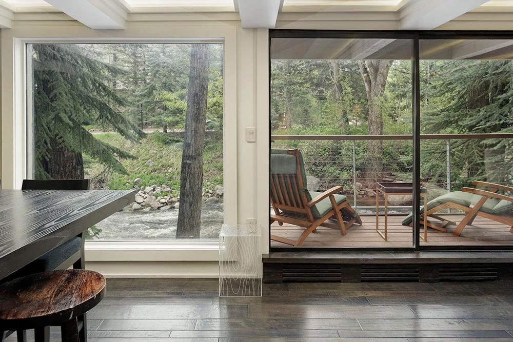 Holiday home Chateau Eau Claire 9, Newly Renovated With River Views, Hot Tub, Pool, Fitness Center Access