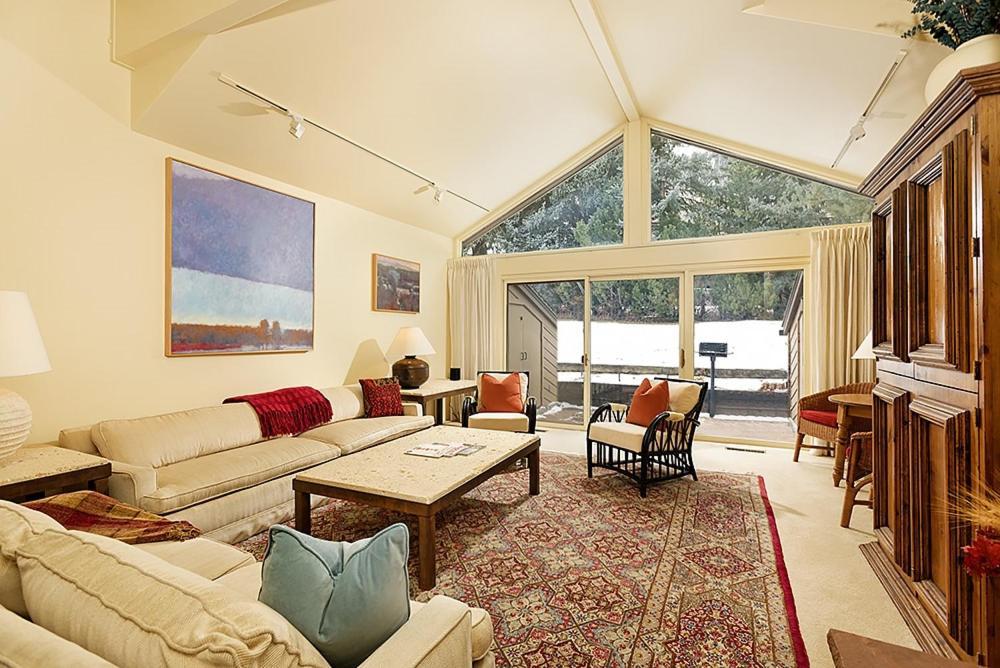 Clarendon Unit 2, Beautiful Townhouse, Expansive Living Area, Vaulted Ceilings, Private Patio Holiday home *