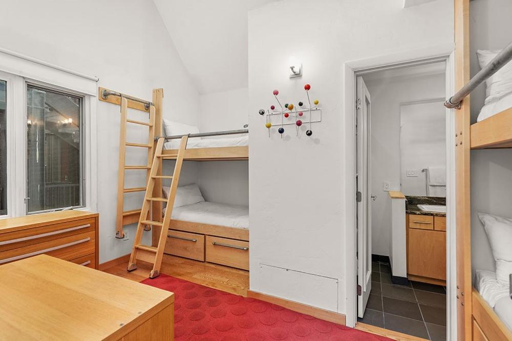 Fifth Avenue Unit 5, Modern With Access To Pool & Hot Tub, Great Location!
