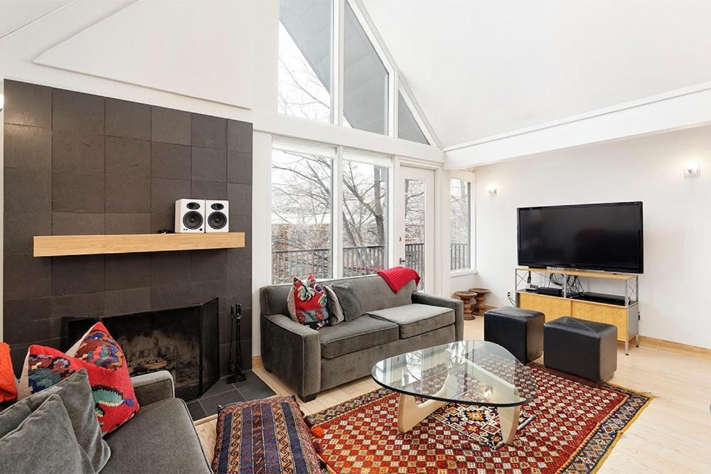 Fifth Avenue Unit 5, Modern With Access To Pool & Hot Tub, Great Location! Holiday home