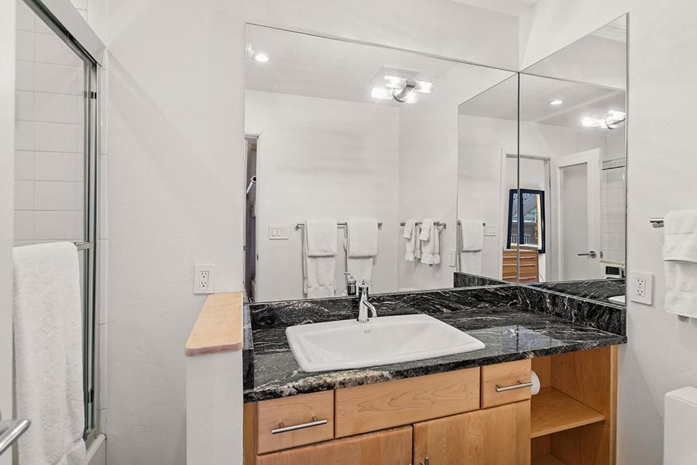 Fifth Avenue Unit 5, Modern With Access To Pool & Hot Tub, Great Location! *