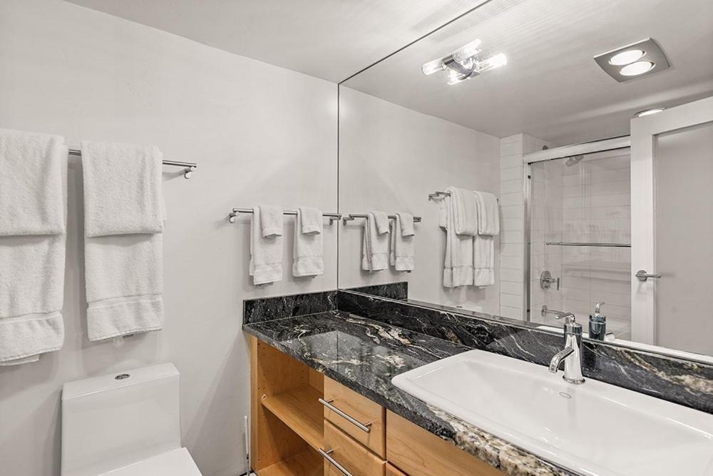 Fifth Avenue Unit 5, Modern With Access To Pool & Hot Tub, Great Location!