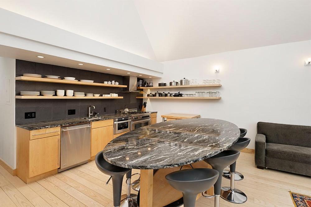 Fifth Avenue Unit 5, Modern With Access To Pool & Hot Tub, Great Location!