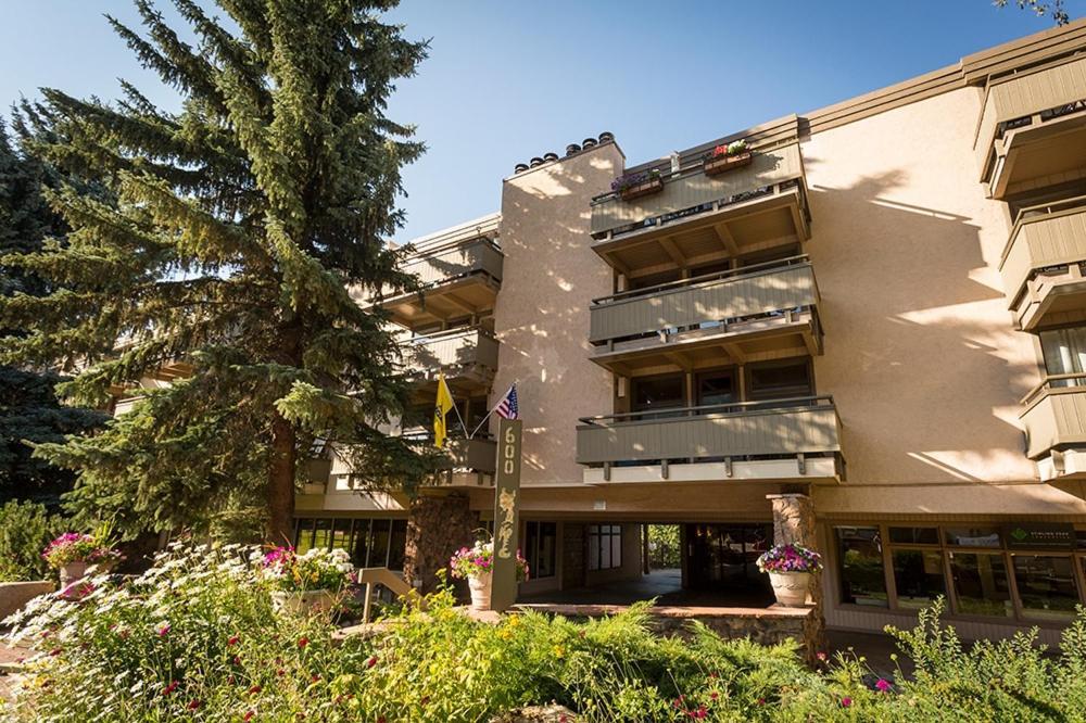 Concept 600 Unit 308, Convenient Downtown Location, Private Deck, And Fireplace
