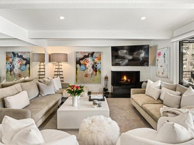 Chateau Roaring Fork 24, Remodeled W River Views, Large Tvs, Fireplace, Near Gondola! Holiday home
