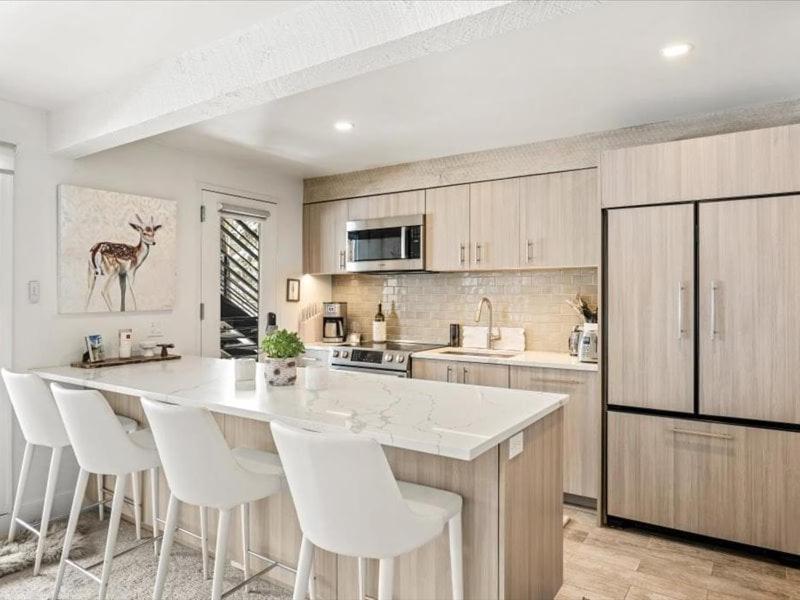 Chateau Roaring Fork 24, Remodeled W River Views, Large Tvs, Fireplace, Near Gondola! Holiday home Aspen