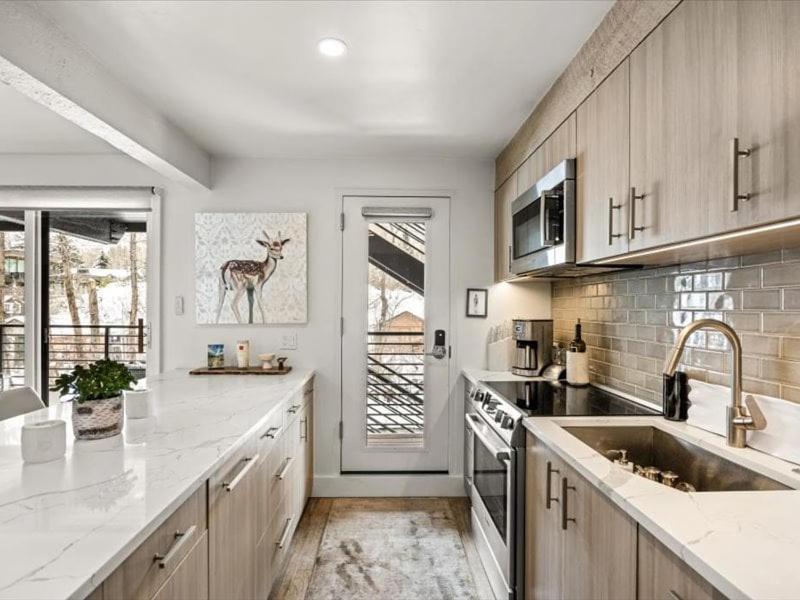Chateau Roaring Fork 24, Remodeled W River Views, Large Tvs, Fireplace, Near Gondola! * Aspen
