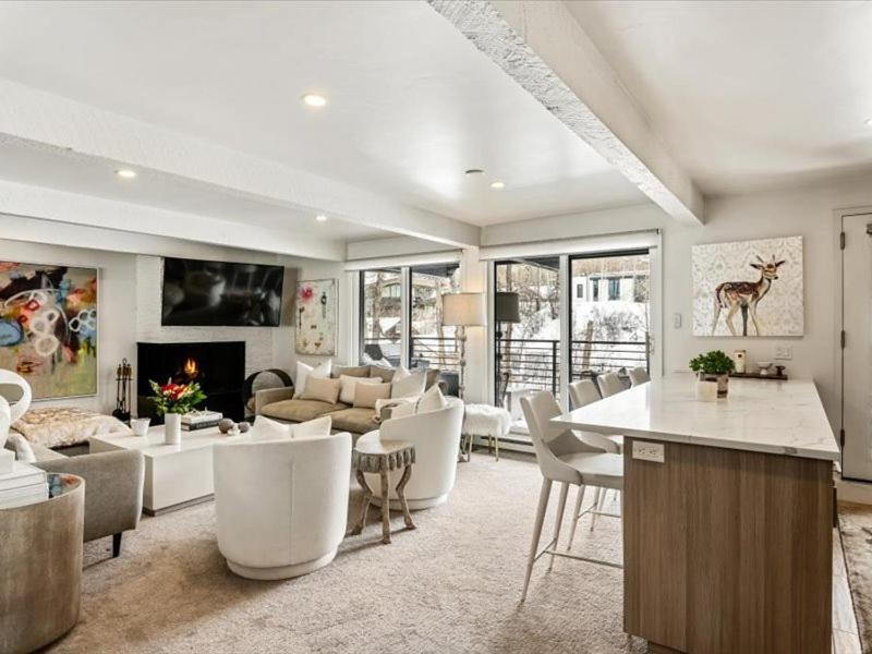 Chateau Roaring Fork 24, Remodeled W River Views, Large Tvs, Fireplace, Near Gondola! * Aspen