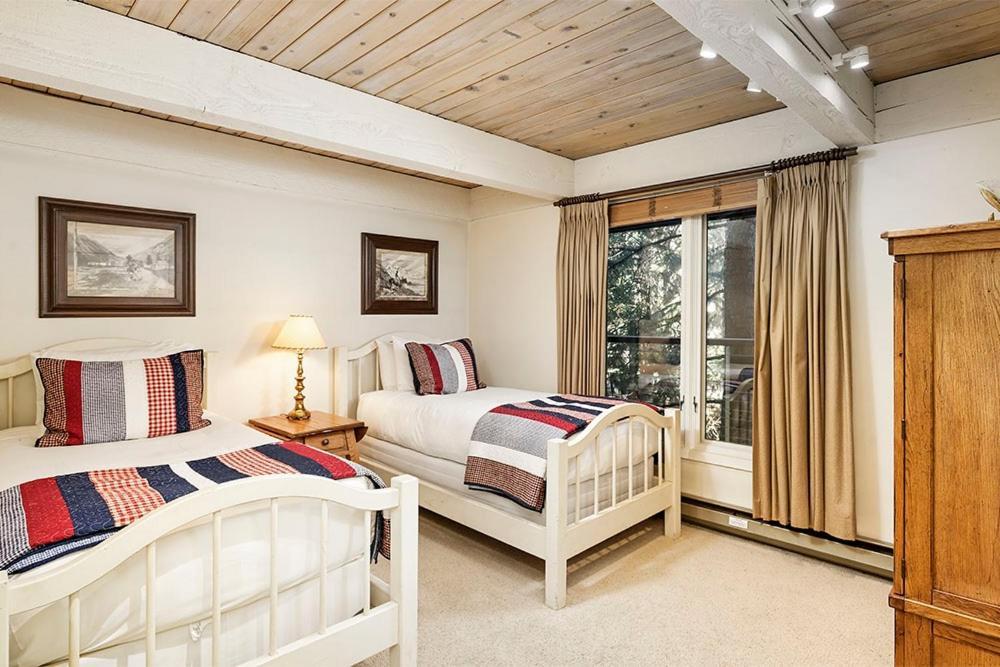 Chateau Eau Claire Unit 22, Overlooking The Roaring Fork River With A Private Deck * Aspen
