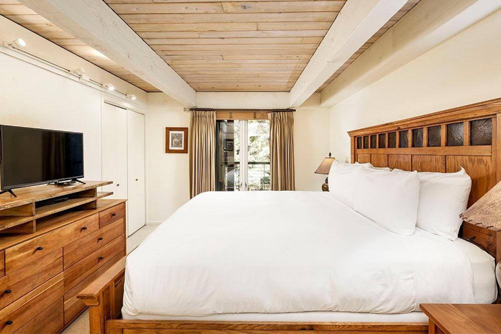 Holiday home Chateau Eau Claire Unit 22, Overlooking The Roaring Fork River With A Private Deck Aspen