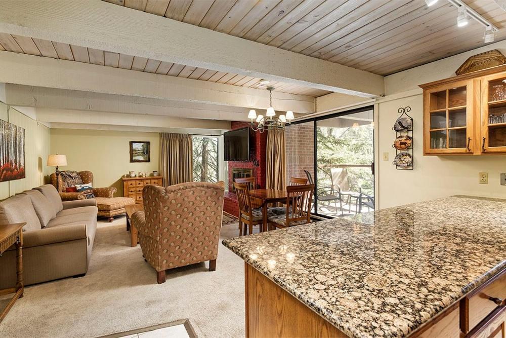 Chateau Eau Claire Unit 22, Overlooking The Roaring Fork River With A Private Deck Holiday home Aspen