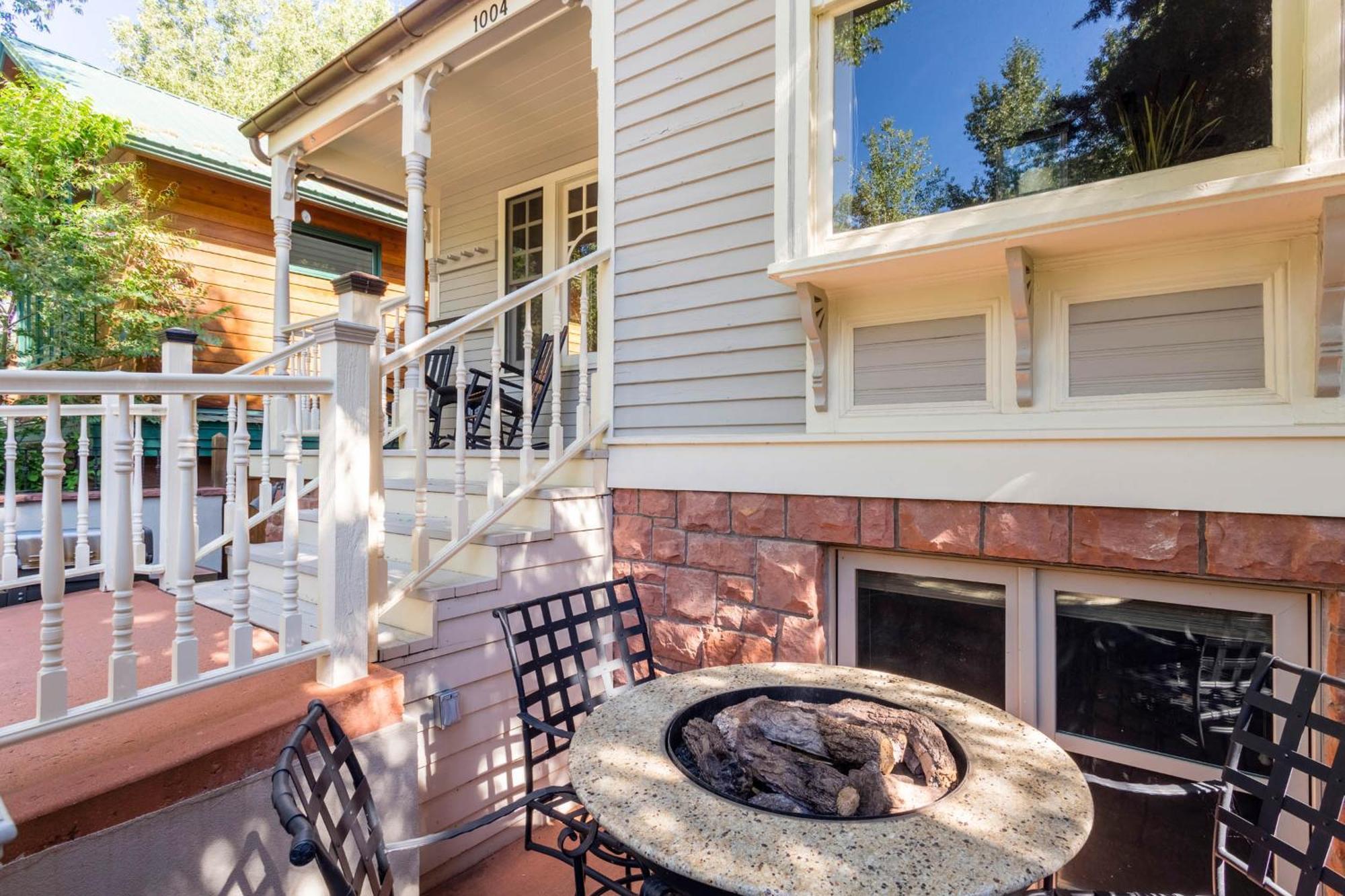 Holiday home Little Jewel, Charming Private W/ Views Mountain & Bbq, 4 Blocks From The Gondola