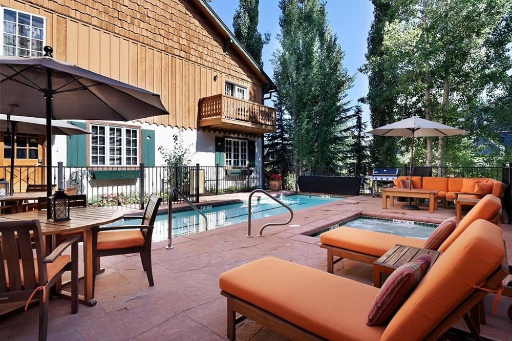 Alpenblick 10, Three Level Townhome, Two Block From The Gondola Holiday home