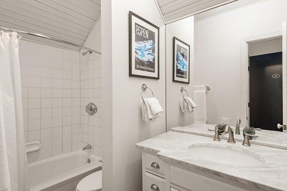 Independence Square 211, Chic With Mountain Views, A/c, & Rooftop Hot Tub Hotel