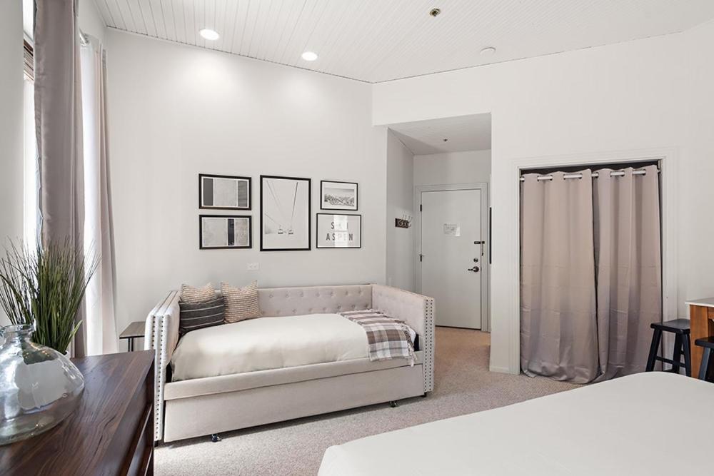 Independence Square 211, Chic With Mountain Views, A/c, & Rooftop Hot Tub * Aspen