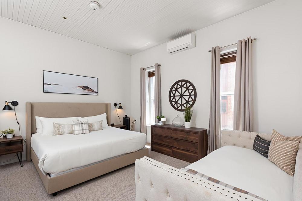 Independence Square 211, Chic With Mountain Views, A/c, & Rooftop Hot Tub Hotel Aspen