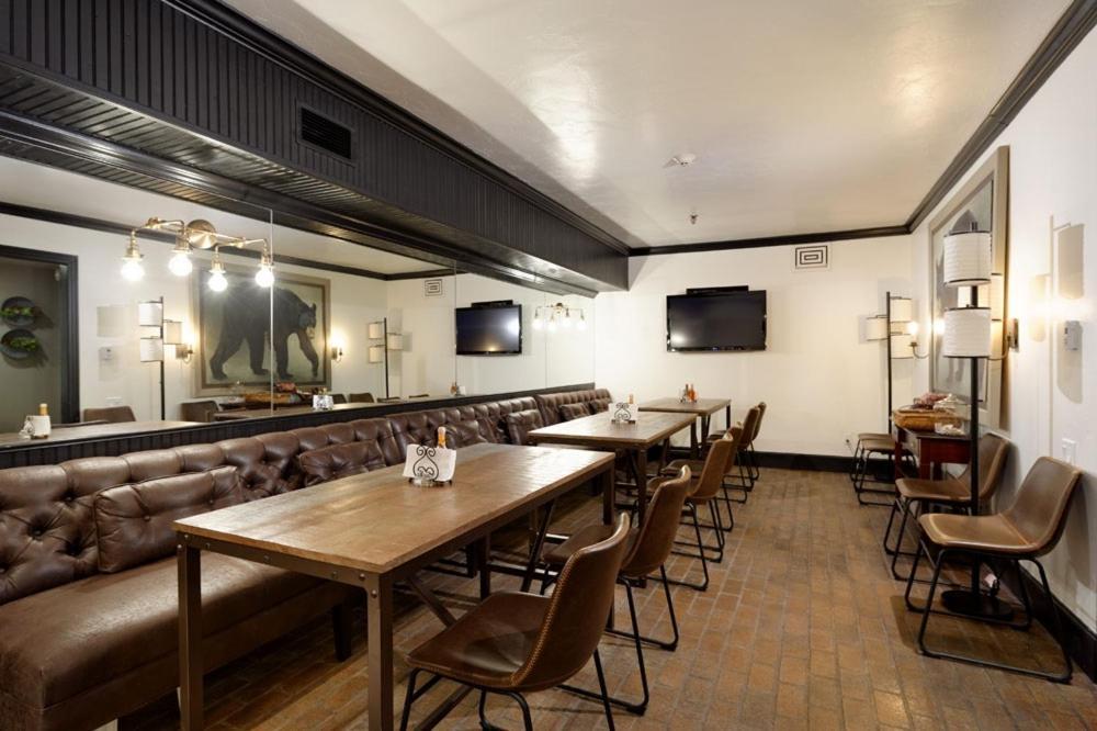 Hotel Independence Square 211, Chic With Mountain Views, A/c, & Rooftop Hot Tub *