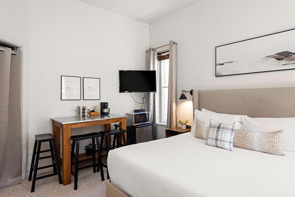 Independence Square 211, Chic With Mountain Views, A/c, & Rooftop Hot Tub