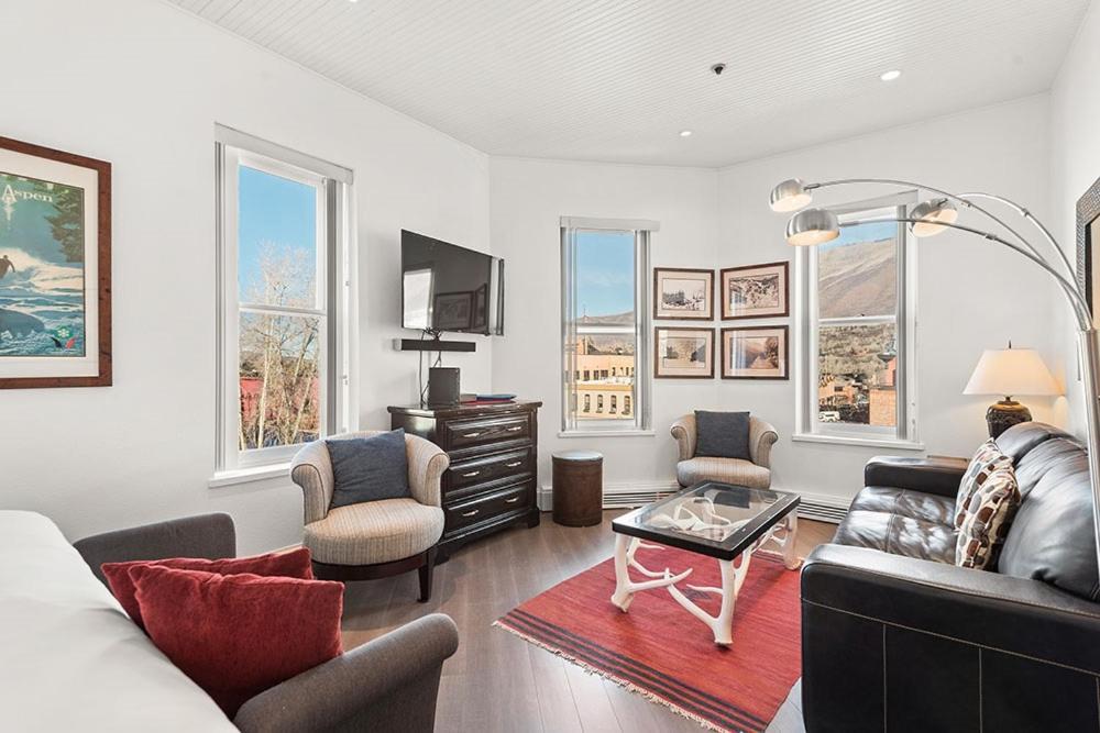 Independence Square Unit 303, Corner With Premier Finishes, Downtown Location Holiday home Aspen