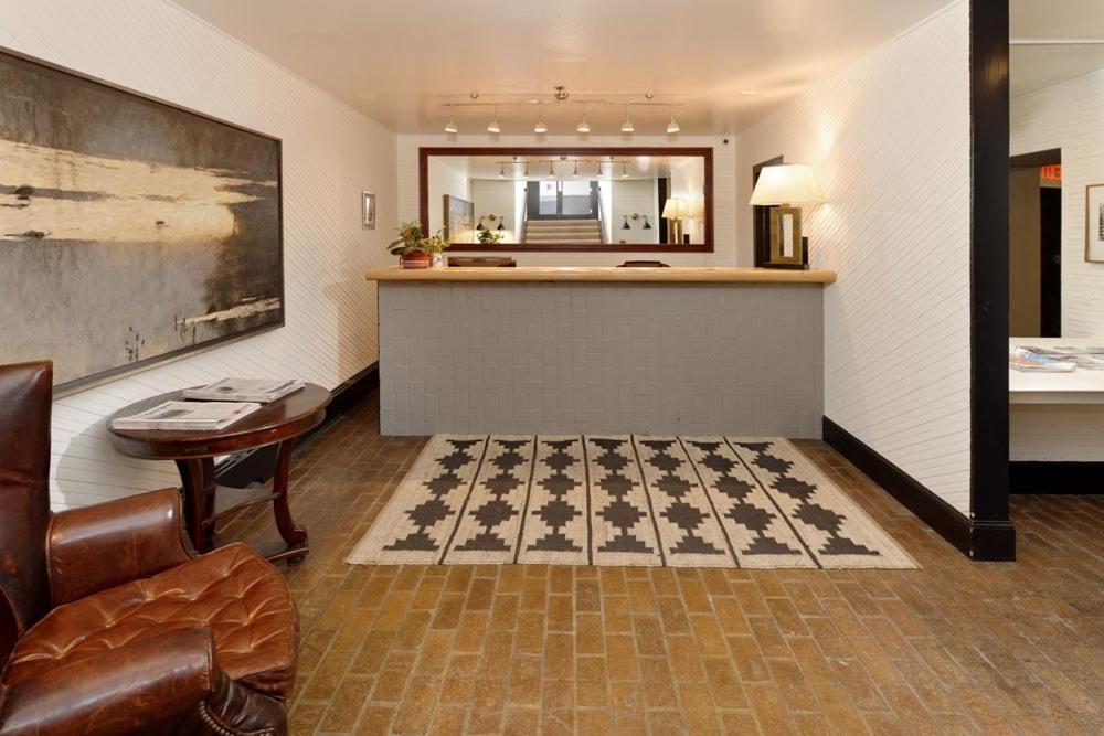 Independence Square Unit 303, Corner With Premier Finishes, Downtown Location Holiday home Aspen