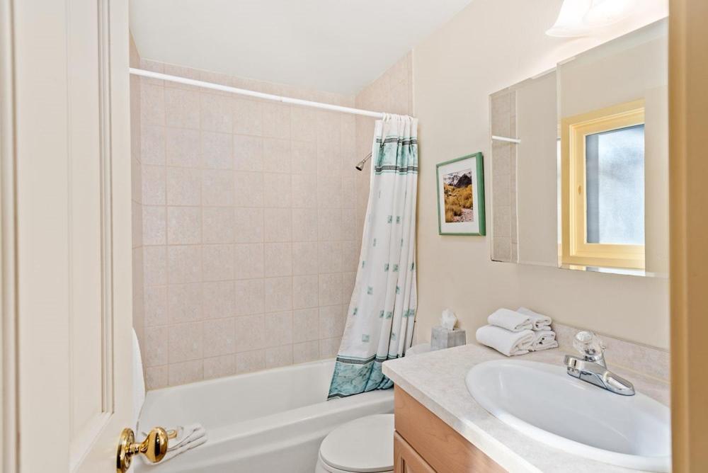 118 E. Bleeker Street Home, Large, Two-level Home/duplex With Private Deck & On-site Parking Holiday home