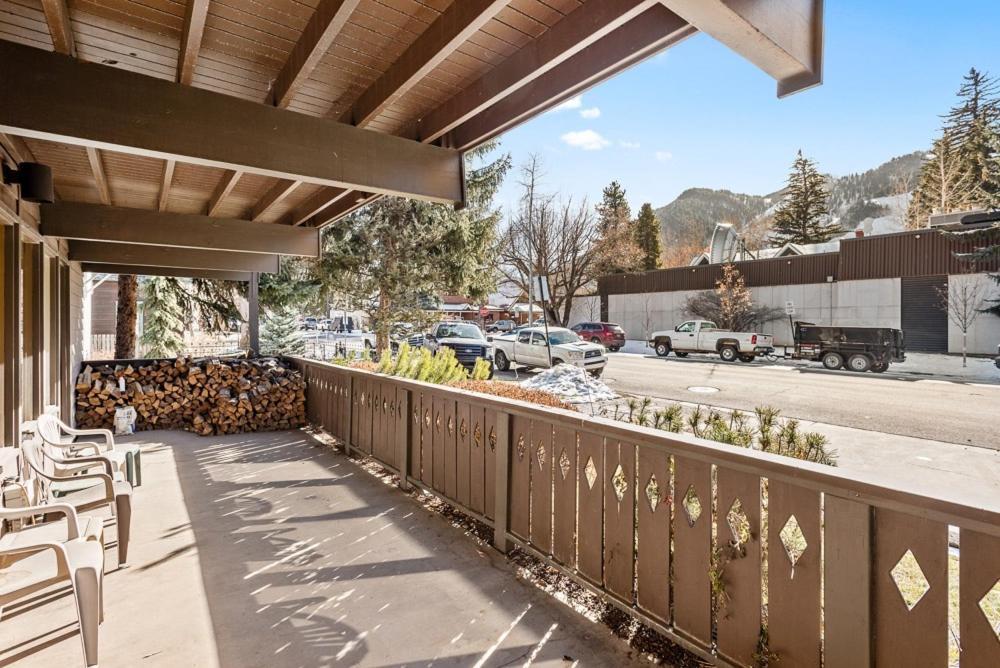 118 E. Bleeker Street Home, Large, Two-level Home/duplex With Private Deck & On-site Parking Holiday home