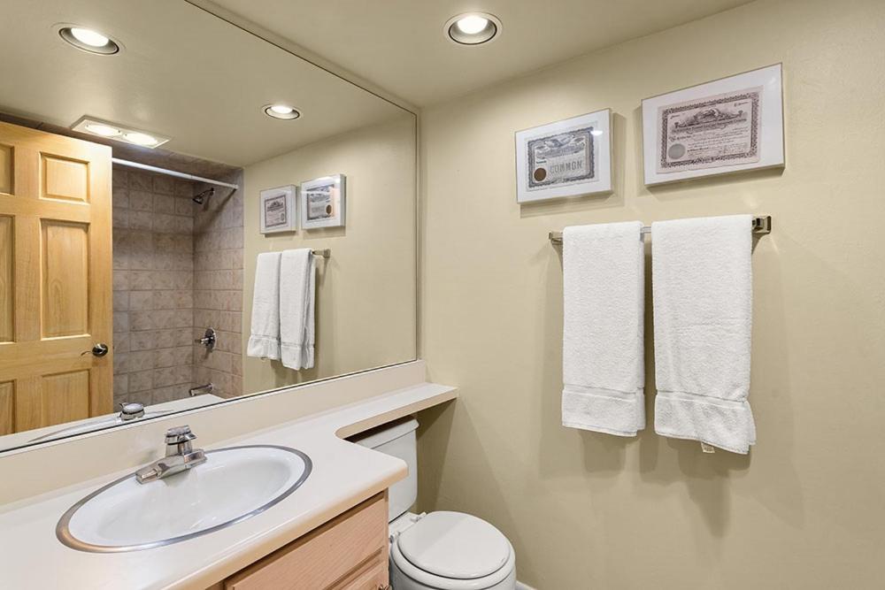Chateau Eau Claire Unit 18, Spacious Overlooking The River With A Private Deck Casa de férias *