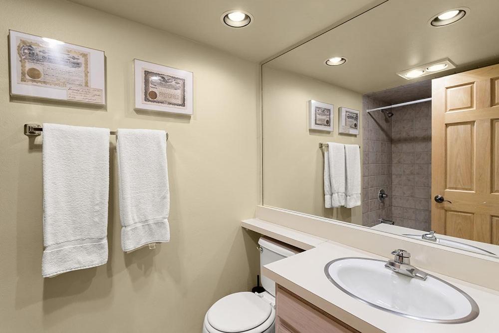 Chateau Eau Claire Unit 18, Spacious Overlooking The River With A Private Deck Casa de férias