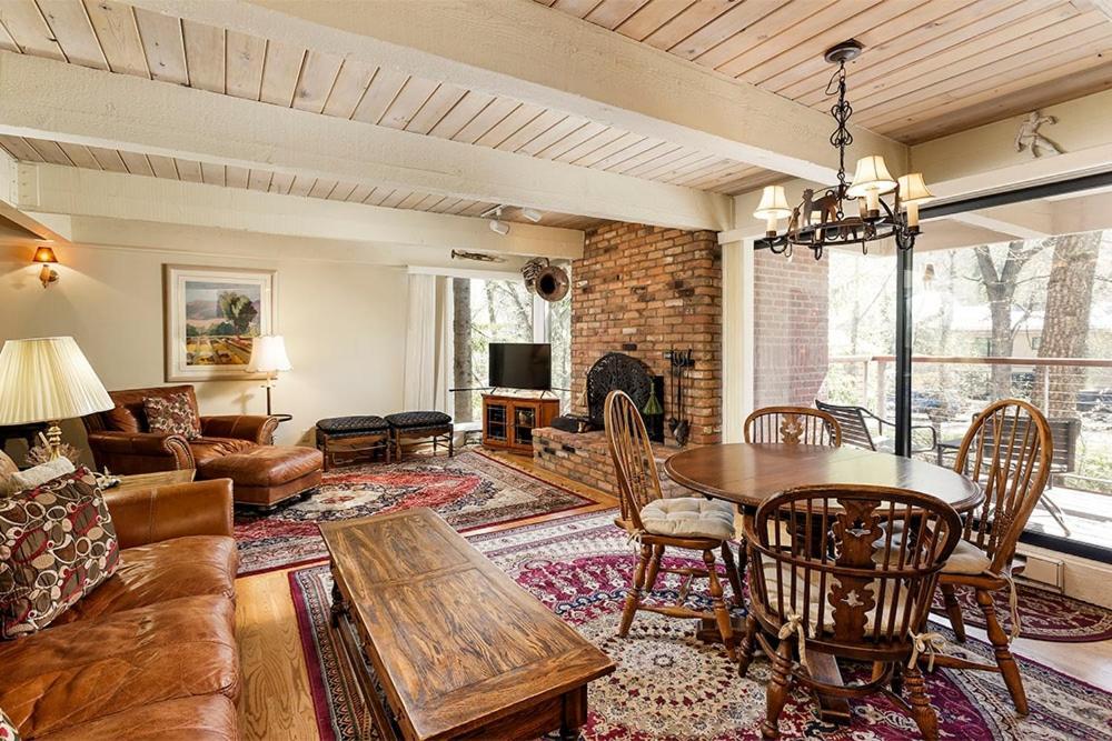 Casa de férias Chateau Eau Claire Unit 18, Spacious Overlooking The River With A Private Deck *