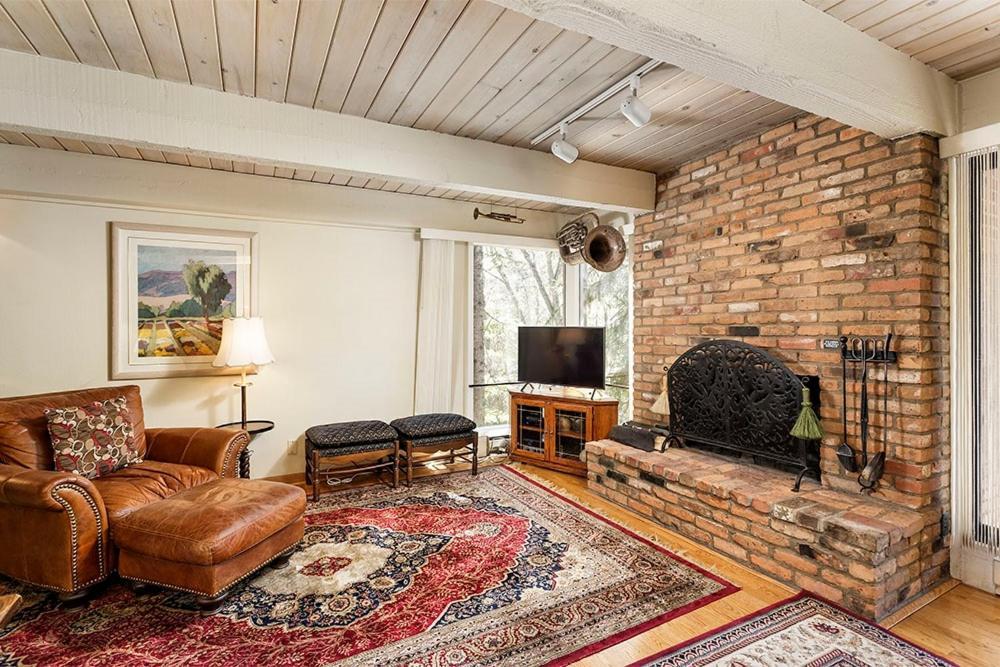 Casa de férias Chateau Eau Claire Unit 18, Spacious Overlooking The River With A Private Deck Aspen