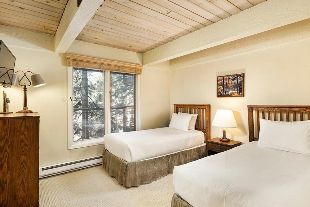 Casa de férias Chateau Eau Claire Unit 18, Spacious Overlooking The River With A Private Deck *