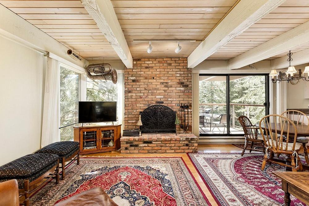 Chateau Eau Claire Unit 18, Spacious Overlooking The River With A Private Deck Casa de férias