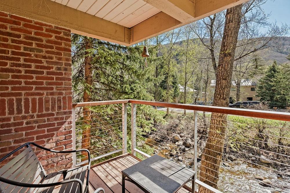 Chateau Eau Claire Unit 18, Spacious Overlooking The River With A Private Deck * Aspen