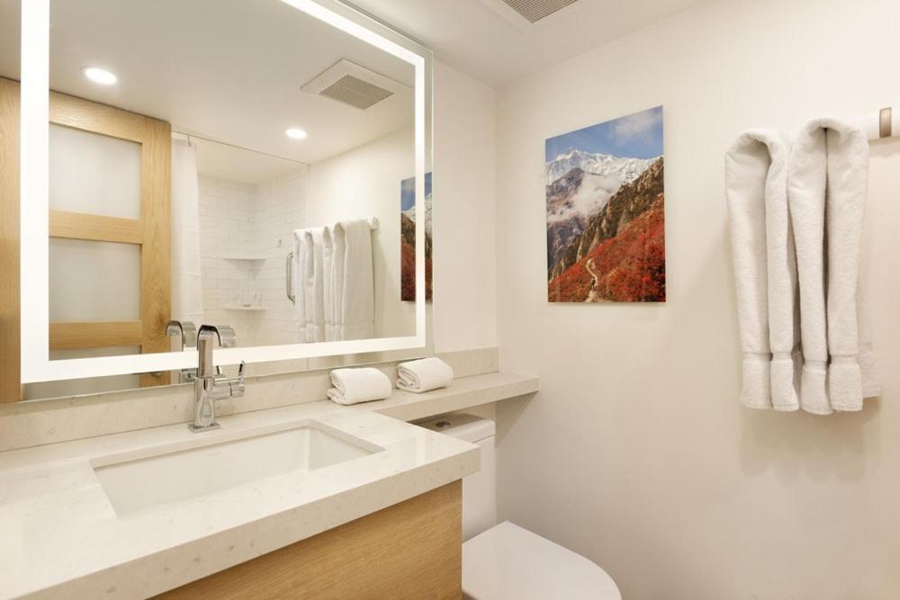 Chateau Roaring Fork Unit 25, Contemporary With River Views, Close To Town Holiday home