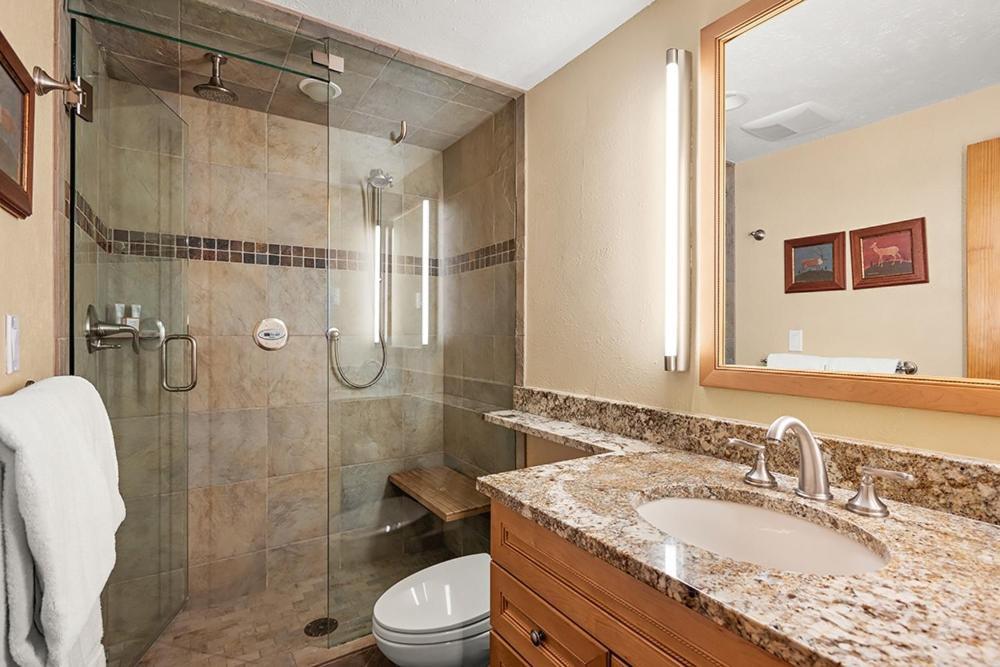 Silverglo Unit 105, Cozy Walking Distance To Town With Access To A Pool *